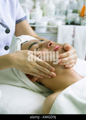 Homme avoir soin du visage de la beauté Banque D'Images