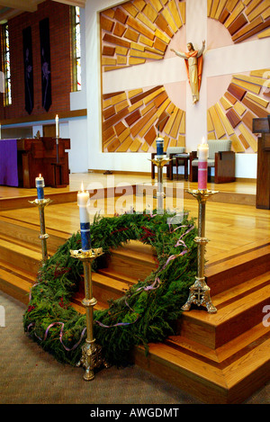 La guirlande et les bougies sur l'autel à l'église catholique St Cecelia Tustin CA USA Banque D'Images
