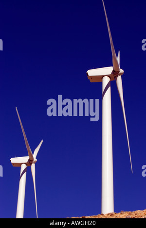 Les éoliennes tournent à travers le paysage désertique près de Palm Springs, en Californie, une scène emblématique de l'énergie renouvelable en mouvement. Banque D'Images