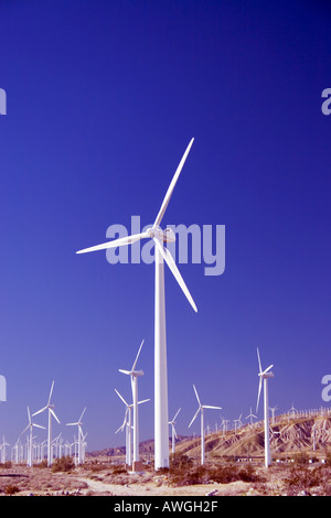 Une ferme éolienne dans le désert près de Palm Springs en Californie Banque D'Images