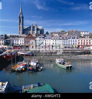 L'Irlande, Dublin, Cobh, magasins, maisons, restaurants, et cafés donnant sur le port de la ville en bateaux Banque D'Images