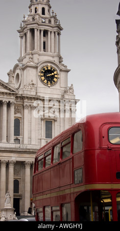 London Routemaster bus classique passant à l'Ouest l'avant de la Cathédrale St Paul s Banque D'Images