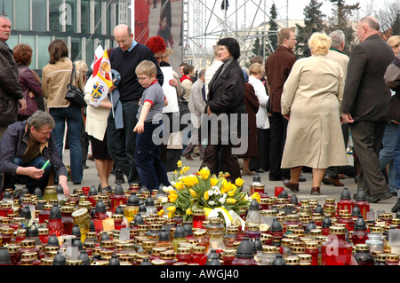 Varsovie, Pologne en deuil après la mort de Jean Paul II. Les gens sur la Place Pilsudski après transmission en direct des funérailles du Pape. Banque D'Images