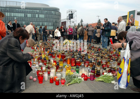 Varsovie, Pologne en deuil après la mort de Jean Paul II. Les gens sur la Place Pilsudski après transmission en direct des funérailles du Pape. Banque D'Images