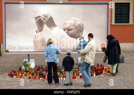 Varsovie, Pologne en deuil après la mort de Jean Paul II. Sur Billboard Place du Château. Banque D'Images