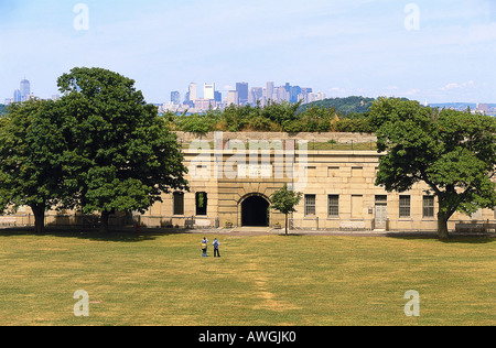 États-unis, Massachusetts, Boston, George's Island, fort Warren, façade de l'ancienne prison, terrains avec Boston skyline à distance Banque D'Images