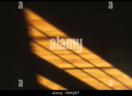 Configurations des ombres sur le plancher en bois dur marbre Banque D'Images