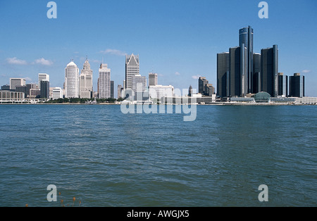 USA, Michigan, Detroit, gratte-ciel étincelants, dont Renaissance Center, vu de côté canadien de la rivière Detroit Banque D'Images