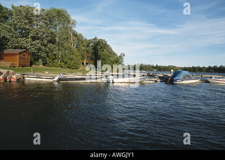 USA (Minnesota), Voyageurs National Park, Lac à la pluie, les petits bateaux amarrés à la jetée en bois dans le parc sauvage du Bouclier canadien Banque D'Images