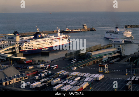 Des ferries, des quais de l'est, Douvres, Royaume-Uni, la côte de France sont à proximité Banque D'Images