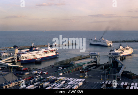 Des ferries, des quais de l'est, Douvres, Royaume-Uni, la côte de France sont à proximité Banque D'Images