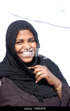 La femme nubienne sourit pour la caméra dans le Nubian Settlement sur la Cisjordanie , Assouan, Egypte Banque D'Images