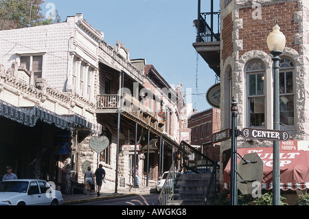 USA, Ohio, Eureka Springs, profondément incliné rues de zone commerciale victorienne Banque D'Images