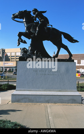 USA, New York, St Joseph, le Pony Express, statue en bronze de cavalier et son cheval, par Hermon un MacNeil, dévoilé le 20 avril, 1940 Banque D'Images