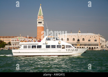 En croisière cruiser tour lagune de Venise en face de la piazza et le campanile Banque D'Images