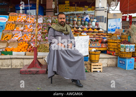 Les fruits et légumes Old Sharm Egypte avec le commerçant assis à l'extérieur de ses installations Banque D'Images