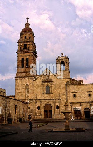 Extérieur de la 17e siècle cathédrale néoclassique Baroque Herrerresque sur la Plaza de Armas Morelia Michoacan Mexique etat Banque D'Images