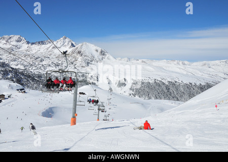 Une large vue sur la pente de ski de la station de ski de Grandvalira, les Pyrénées, l'Andorre Banque D'Images