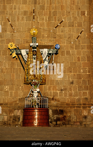 Cross à l'extérieur de la cathédrale du 18ème siècle dans la ville minière coloniale de Puno, lac Titicaca au Pérou Banque D'Images