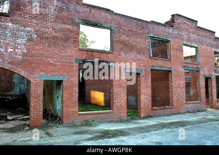 Ancien magasin de brique inhabitée, sans fenêtres, portes ou le toit avec un rayon de soleil montrant à side Banque D'Images