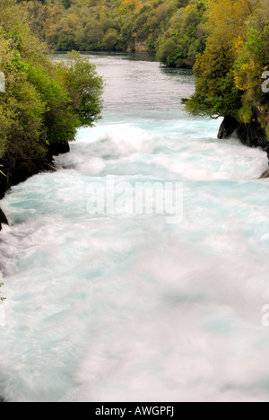 L'eau en mouvement rapide, cascade de Huka, Waikato River, près de Taupo. L'Île du Nord. Nouvelle Zélande Banque D'Images