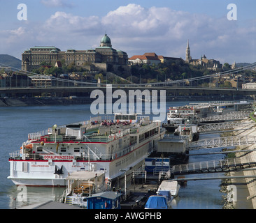 Hongrie, Budapest, Danube bateau de croisière attaché à pier négligé par le Palais Royal et le pont Elizabeth (Erzsébet híd) Banque D'Images