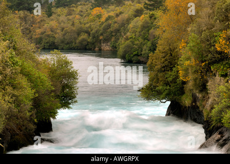 L'eau en mouvement rapide, cascade de Huka, Waikato River, près de Taupo. L'Île du Nord. Nouvelle Zélande Banque D'Images