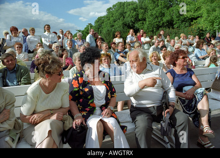 Des gens assis sur des bancs pendant un événement, Poznan, Pologne Banque D'Images