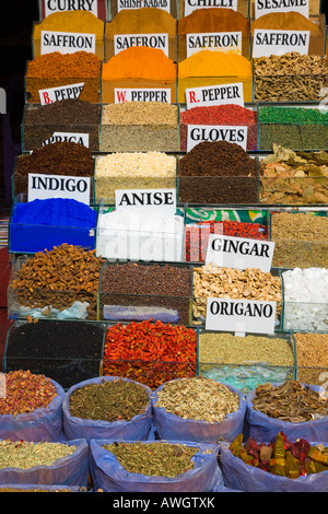 Différentes épices, herbes et plantes aromatiques à vendre à souk égyptien Banque D'Images