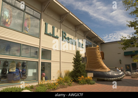 Un grand coffre attrape l'attention des visiteurs à la célèbre L.F. Magasin Bean à Freeport, Maine. Banque D'Images