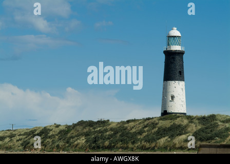 Dunes et rejeter Point Lighthouse against blue sky, East Yorkshire, UK Banque D'Images