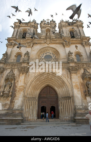 L'extérieur de l'ornate monastery à Alcobaca Portugal avec pidgeons passé vol Banque D'Images