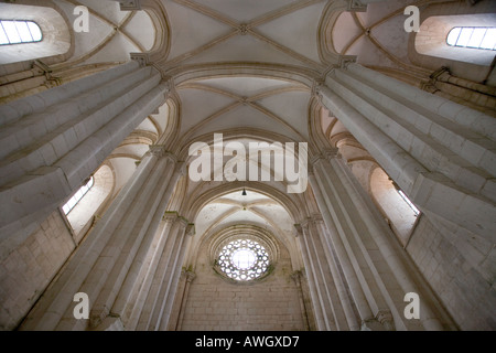 L'intérieur du monastère de Alcobaça Portugal montrant le vitrail en forme de rose. Banque D'Images