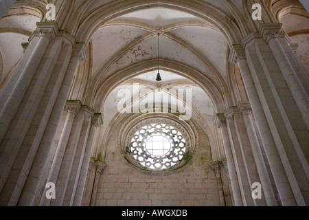 L'intérieur du monastère de Alcobaça Portugal montrant le vitrail en forme de rose. Banque D'Images