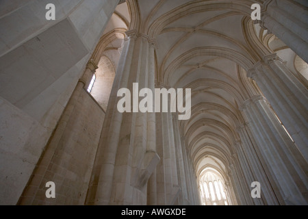 L'intérieur du monastère de Alcobaça Portugal montrant le vitrail en forme de rose. Banque D'Images