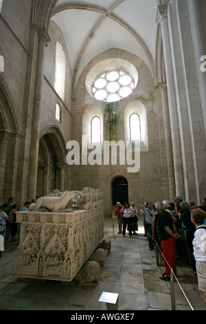 L'intérieur du monastère de Alcobaça Portugal montrant les touristes à la recherche de la tombe de Dom Pedro. Banque D'Images