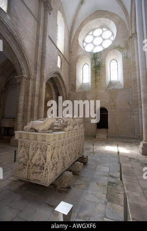 L'intérieur du monastère de Alcobaça Portugal montrant la tombe de Dom Pedro. Banque D'Images