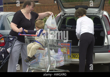 L'emballage l'hebdomadaire shop et de la famille dans la voiture à Sainsburys UK Banque D'Images