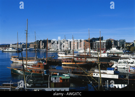 La Norvège, le Centre d'Oslo à l'Ouest, Aker Brygge, Harbourfront attrayant, des bateaux, des quais, des chantiers navals, des réflexions Banque D'Images