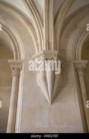 L'intérieur du monastère de Alcobaça Portugal montrant les détails du plafond voûté. Banque D'Images