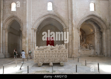 L'intérieur du monastère de Alcobaça Portugal montrant les touristes à la recherche de la tombe de Dom Pedro. Banque D'Images