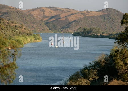 Voiliers de croisière ancrés et amarrés dans le Rio Guadiana à au sud-est du côté portugais à le côté Espagnol Banque D'Images