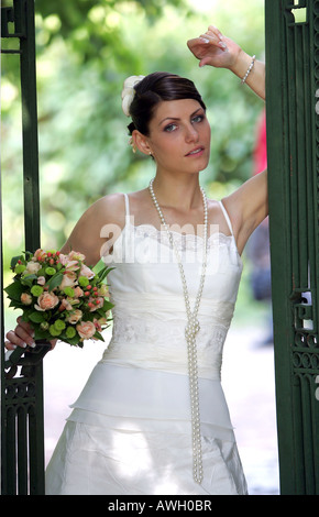 Belle jeune femme souriante sur jour de mariage robe blanche de vêtements traditionnels. Banque D'Images