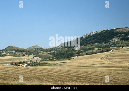 L'Italie, la Sicile, le sud-ouest de la Sicile, il Corleonese, Prizzi, village couvrant haut de colline, vu de loin, Banque D'Images