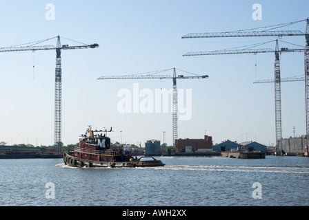 Tugboat dans les ports et les ponts roulants, port de Norfolk, Virginie, Virginie, USA, Amérique latine. Banque D'Images