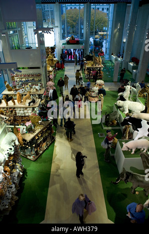 Pièce principale de la nouvelle FAO Schwarz store sur la Cinquième Avenue à New York City USA Le jour d'ouverture le 25 novembre 2004 Banque D'Images