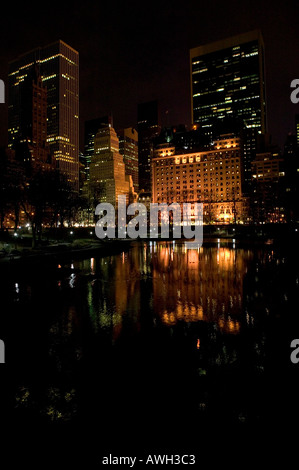 Le Plaza Hotel sur la Cinquième Avenue vu de Central Park New York USA Décembre 2004 Banque D'Images