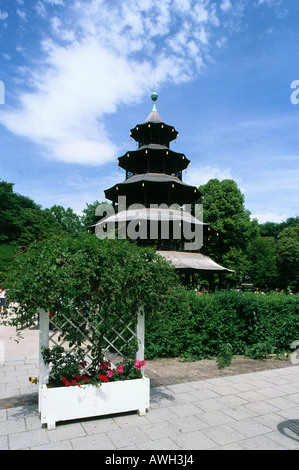 Germany, Bavaria, Munich, le Jardin Anglais, Chinois (1789-90) tour construite comme tour d'observation et kiosque Banque D'Images