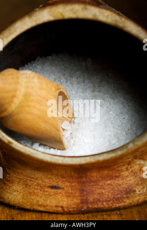 Stock photo d'un réservoir de sel sel de mer pour le pot est assis sur une table de cuisine en bois Banque D'Images