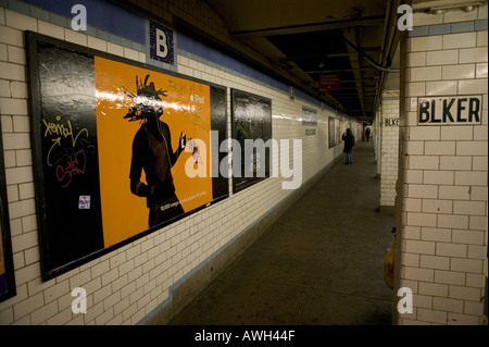 La publicité de l'iPod Apple dans une station de métro à New York États-Unis Janvier 2005 Banque D'Images